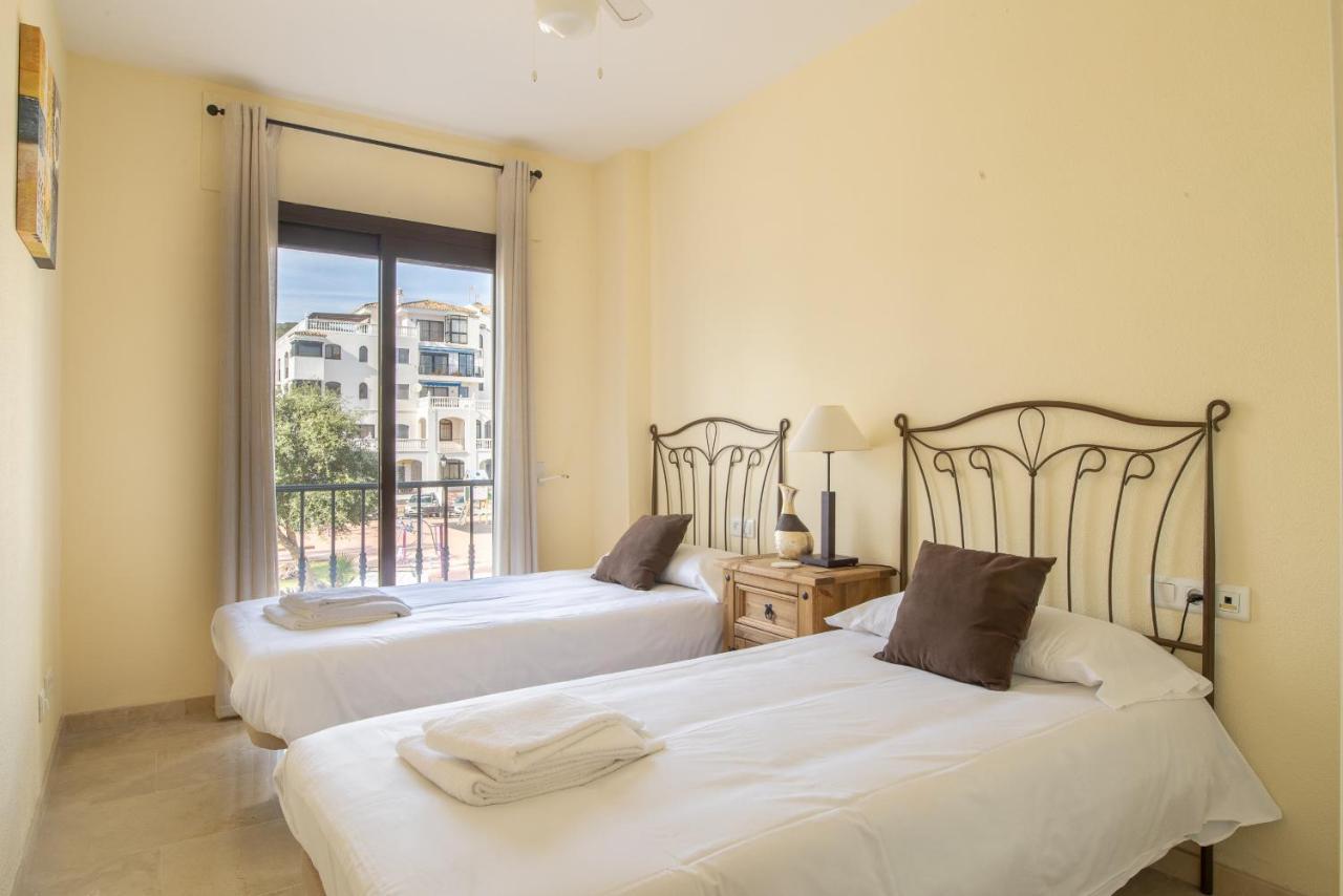 2261-Superb Apt On The Beach, On Duquesa Harbour マニルバ エクステリア 写真